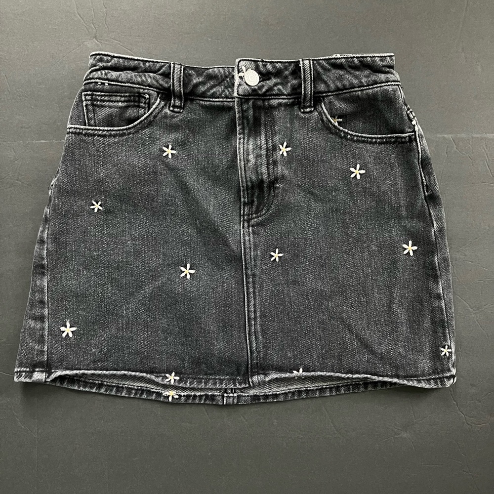 Pacsun black Jean skirt with daisies